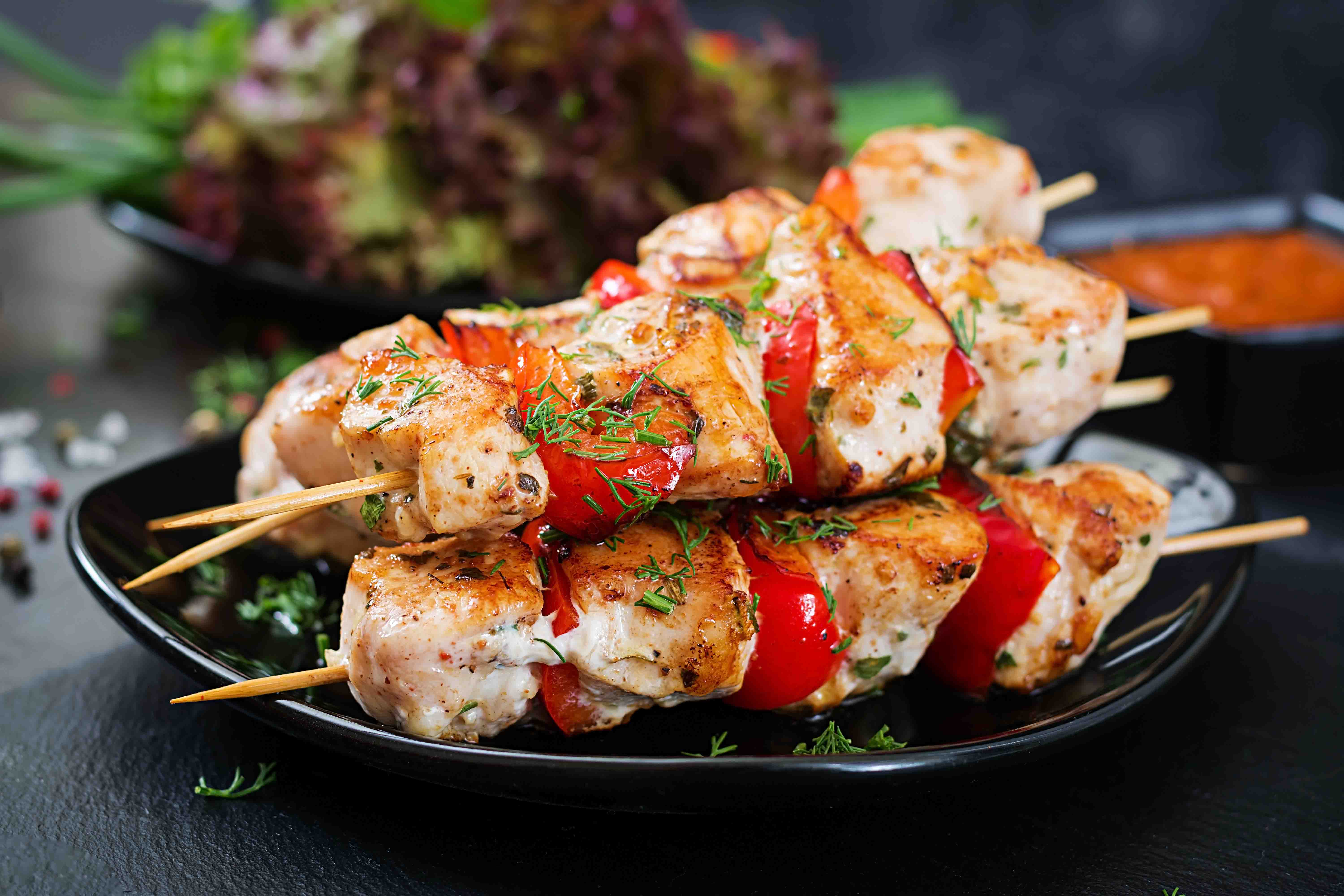Chicken skewers with pepper, lemon & dill